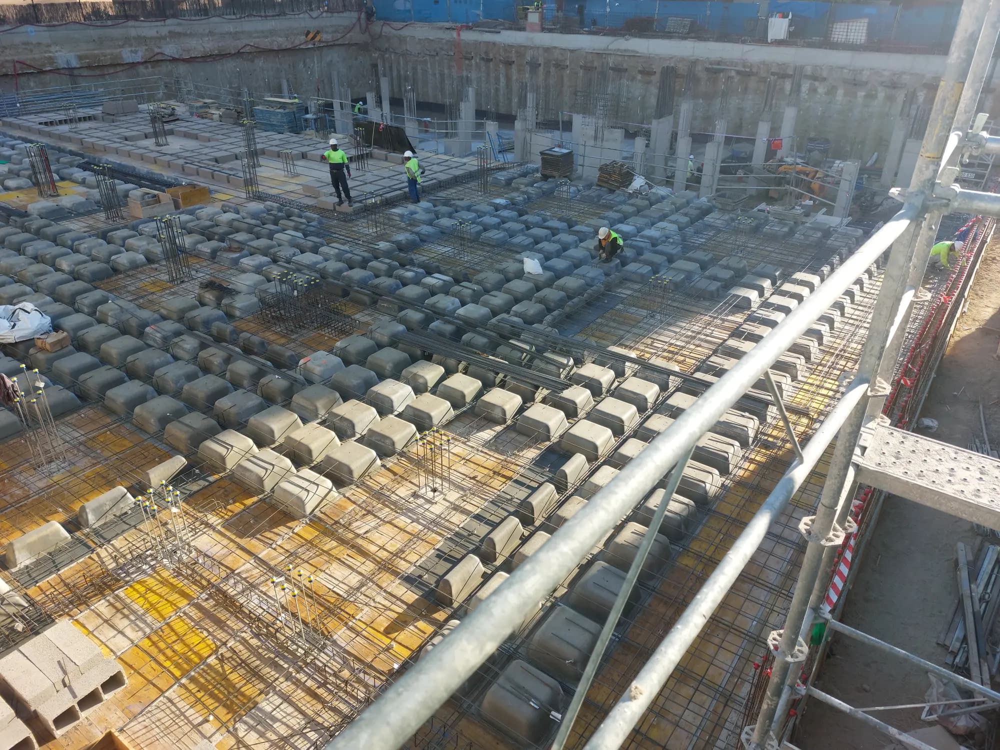 Ferralla y casetones del forjado durante la estructura