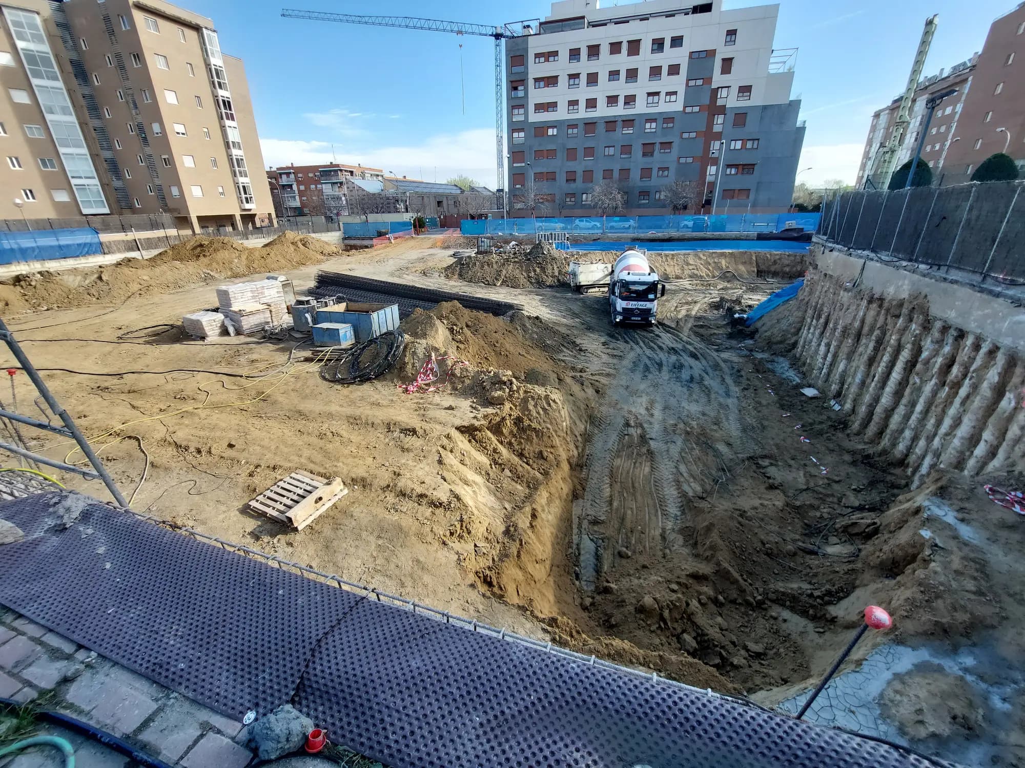 Excavación y muros de contención al inicio de la obra en Madrid