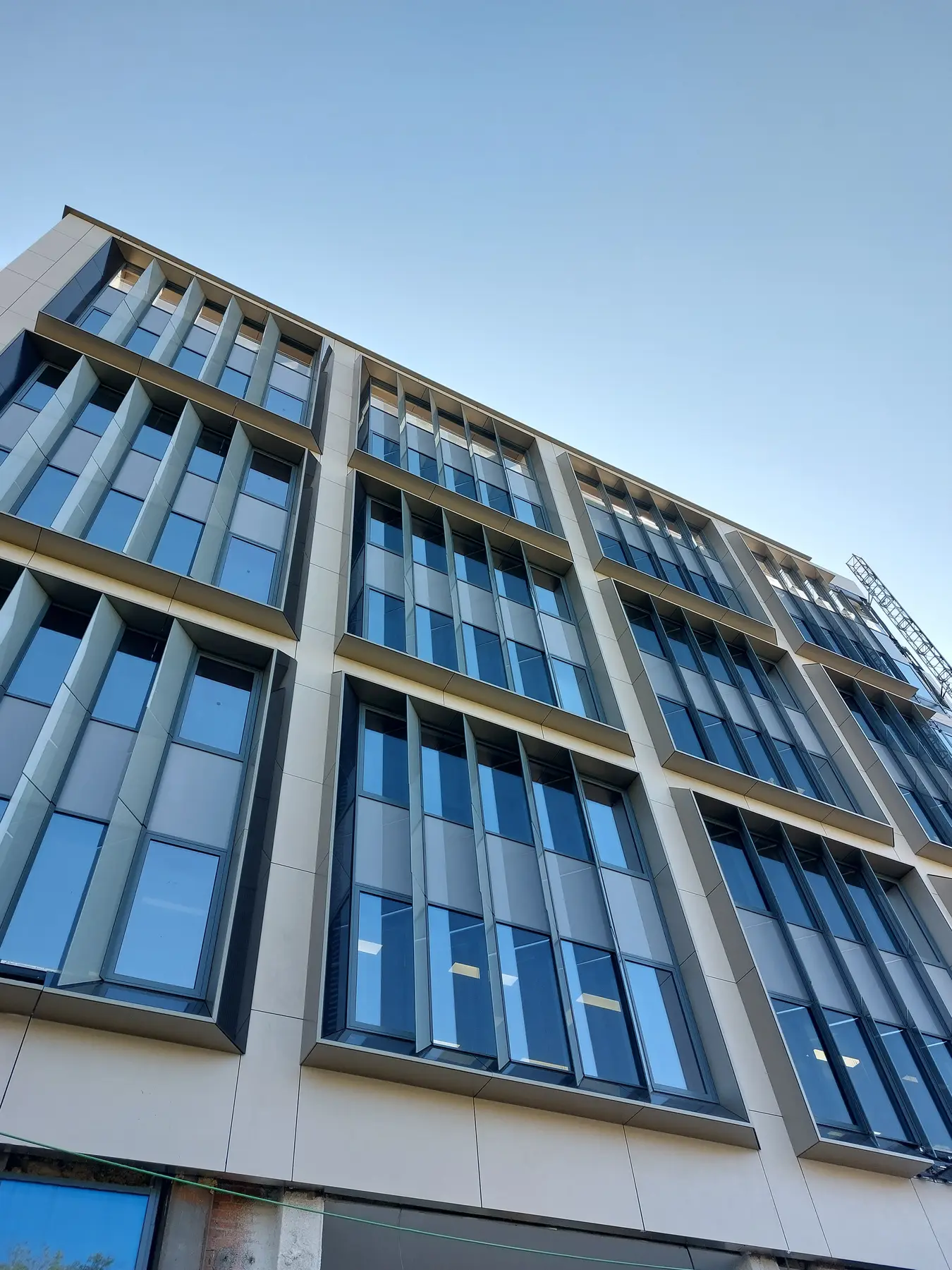 Edificio comercial y de oficinas terminado en Madrid, visto desde la calle
